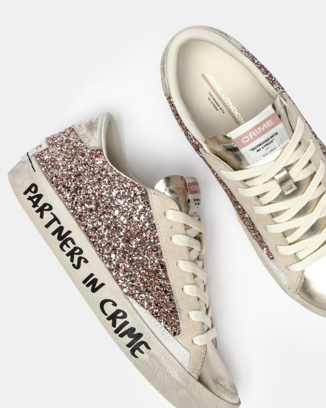 DISTRESSED CRIME ROMANCE