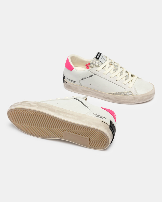 DISTRESSED ELECTRIC FLAMINGO