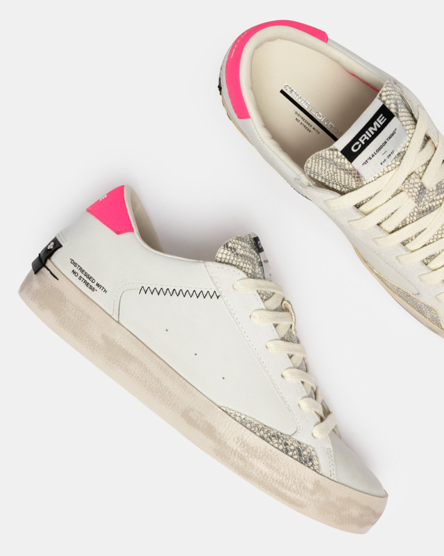 DISTRESSED ELECTRIC FLAMINGO