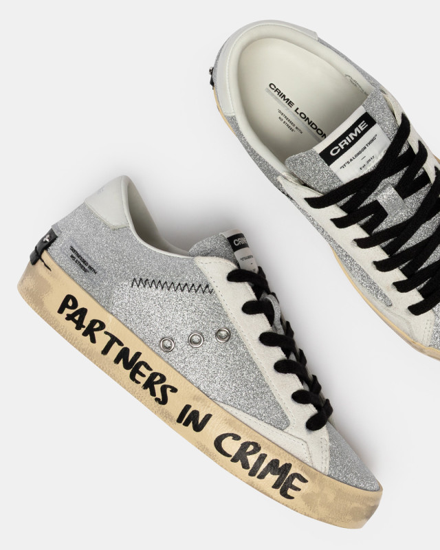 DISTRESSED METAL KISS